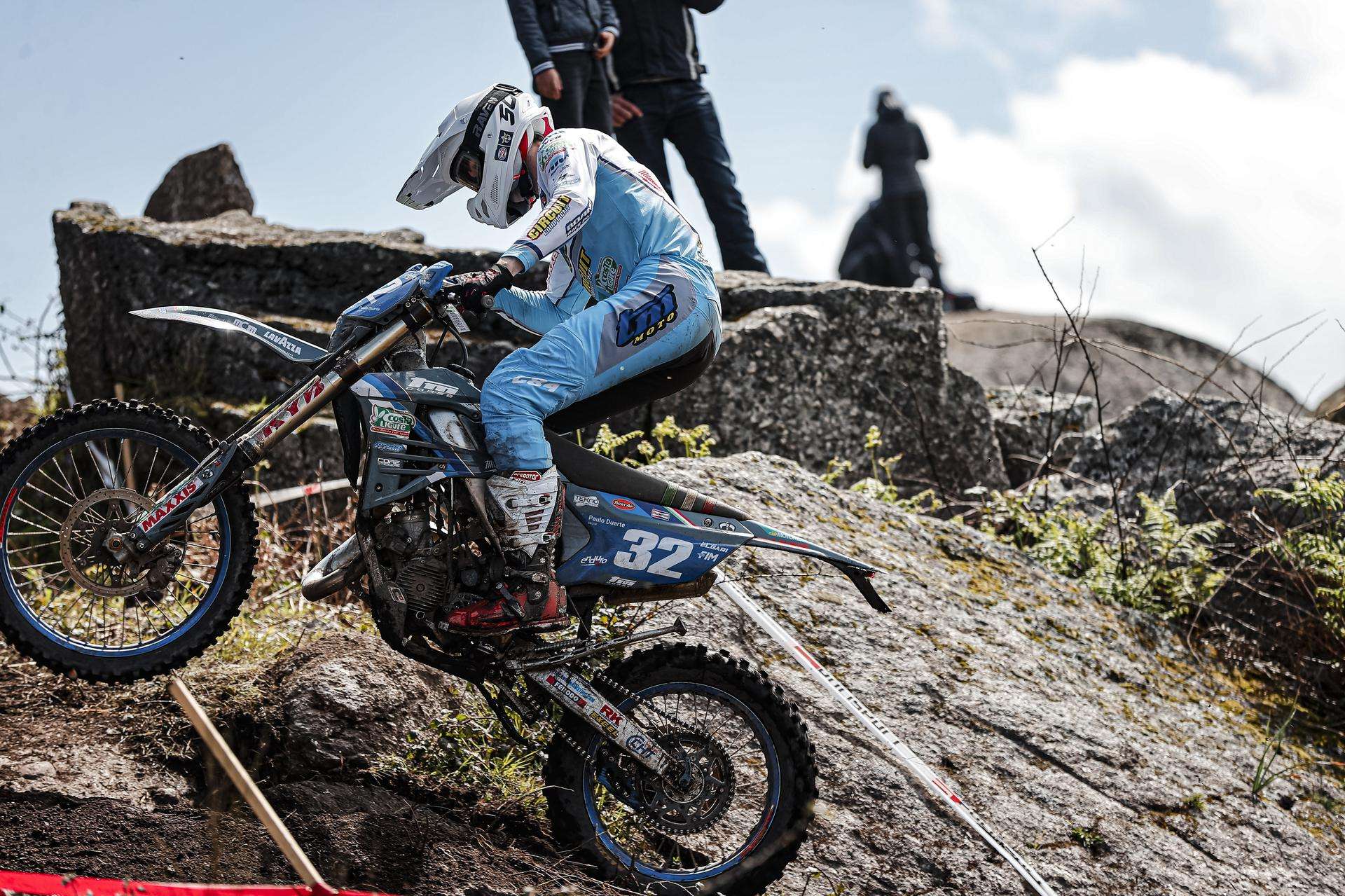 Piloto TM subiendo un tramo de rocas