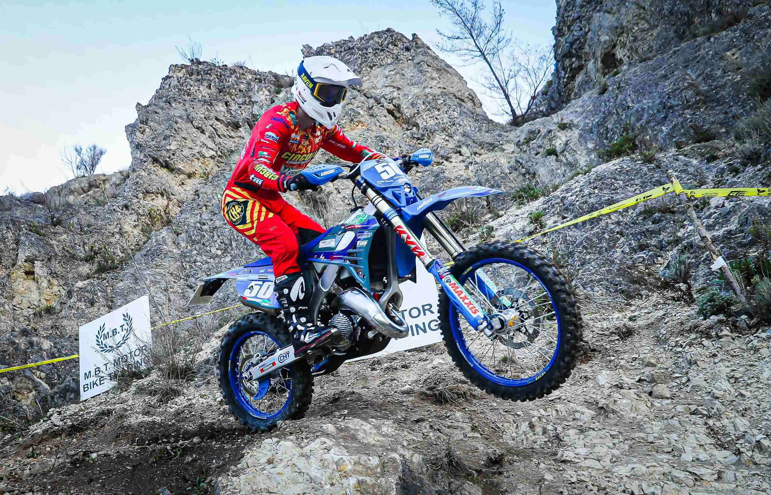 Motocicleta TM en un recorrido de enduro sobre terreno rocoso