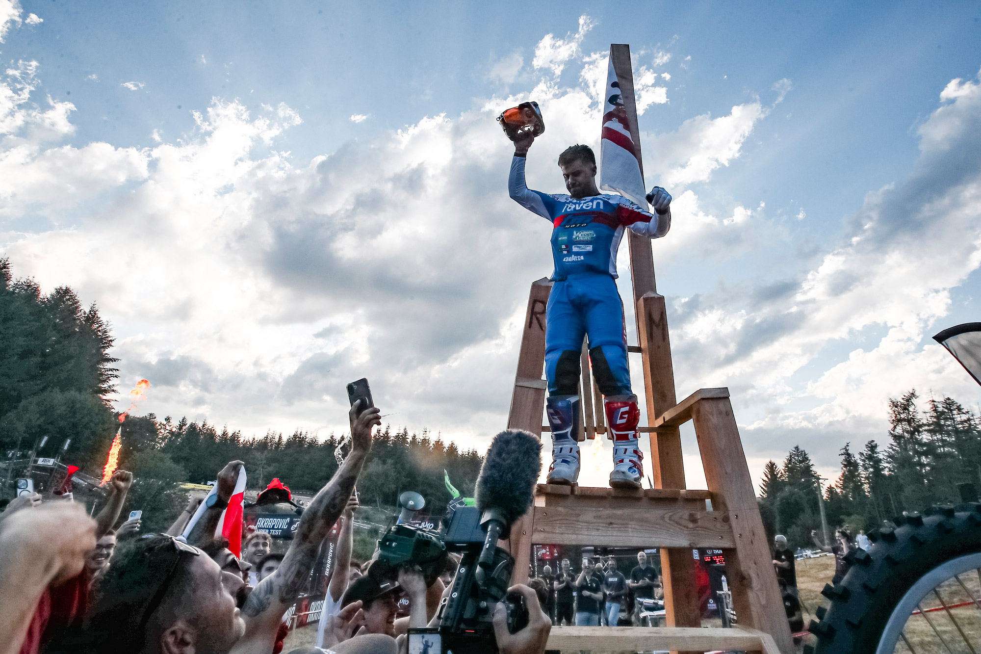 Piloto celebrando con los aficionados durante un evento de enduro